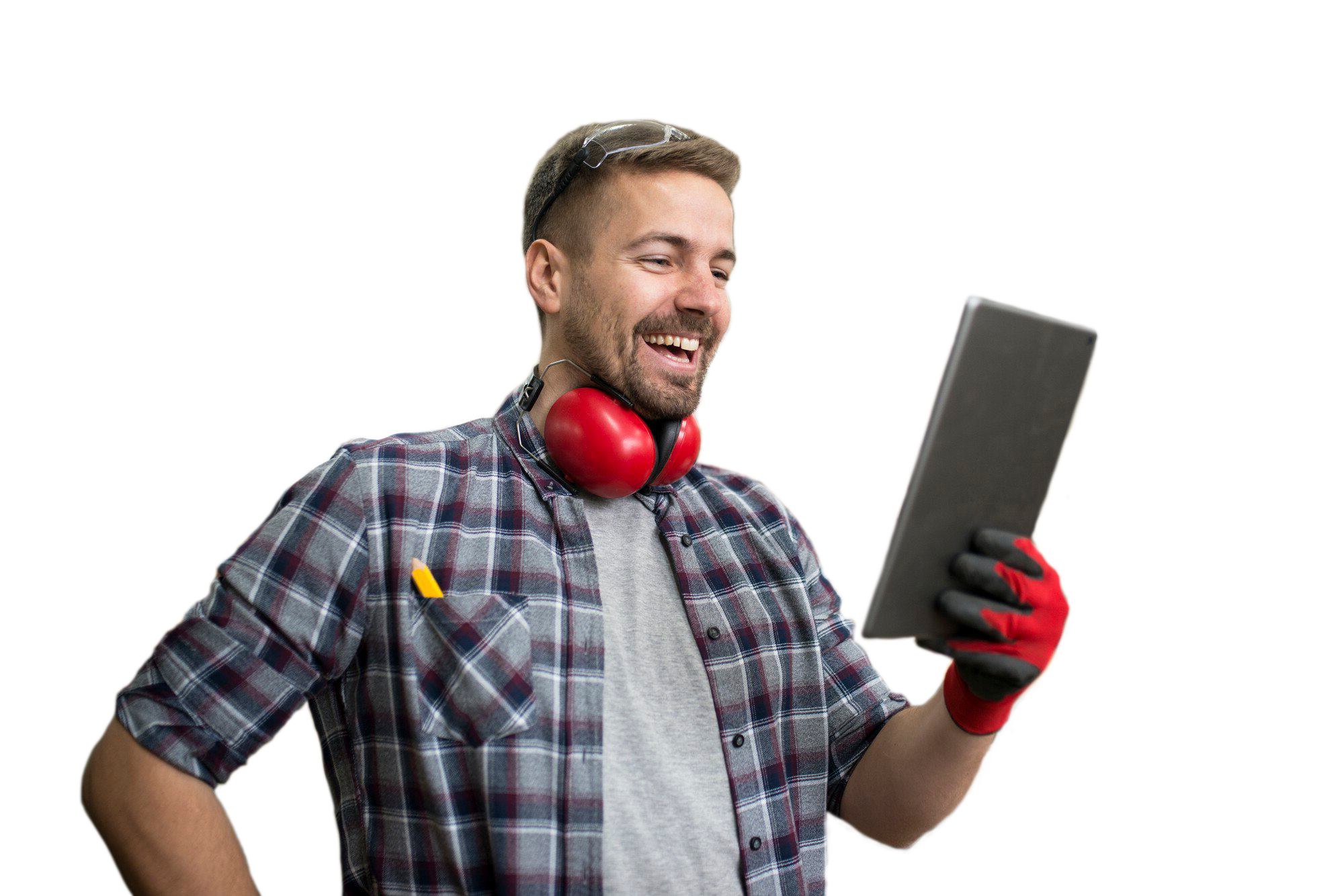 Ein junger Handwerker schaut fröhlich auf den Bildschirm eines Tablets. Er trägt ein kariertes Hemd sowie eine Sicherheitsbrille auf dem Glas und einen roten Gehörschutz um den Hals.