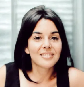 Chenoa Wanschura lächelt in die Kamera. Sie trägt ihre Haare offen und ein helles Oberteil.